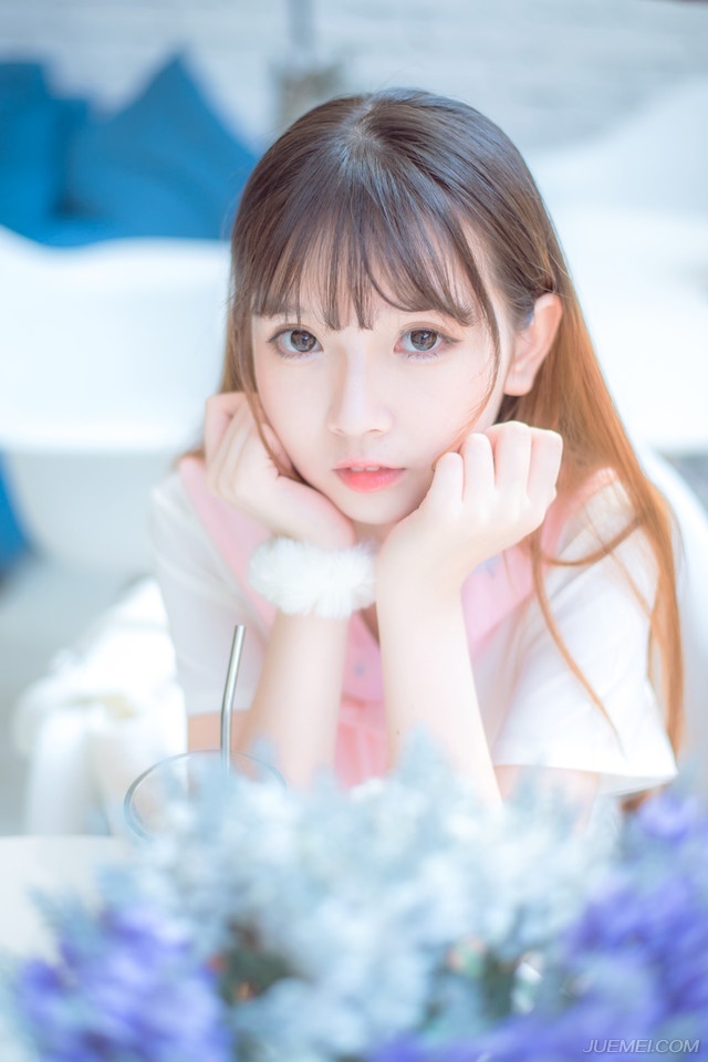 这里上百名将领一降，基本上，这十万大军就落入庞统的掌控了，微微一笑，点头示意众人起身道：“诸位快快请起。”